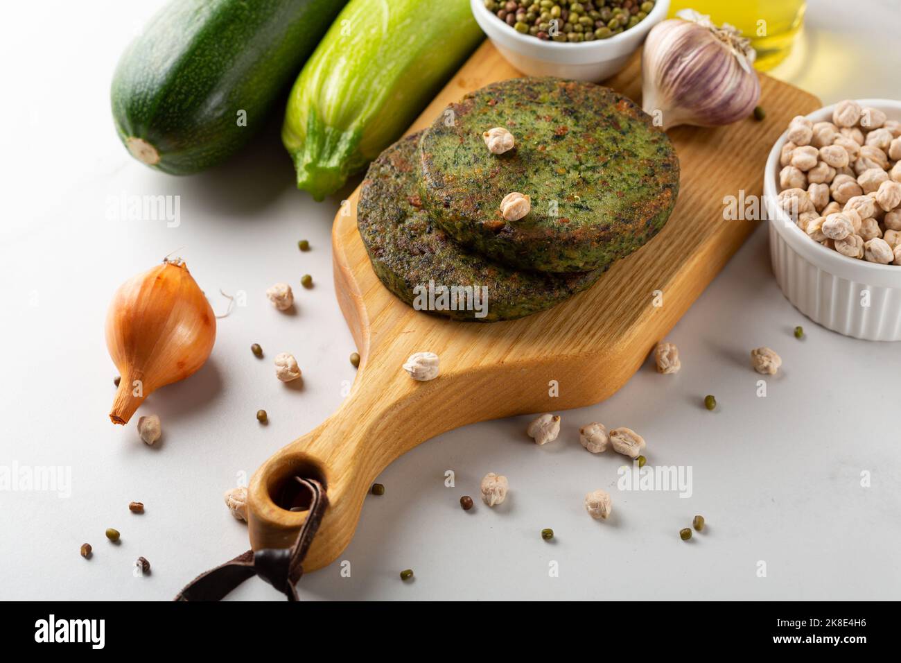 Nahaufnahme von Kichererbsenpfeffer und Zucchini-Pfannkuchen für vegane Burger Stockfoto