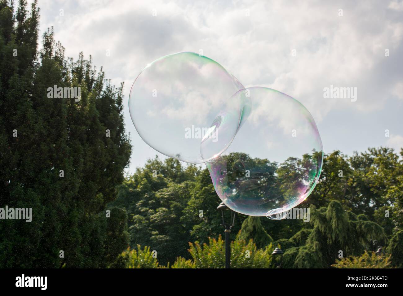 Durchgebrannte Seifenblasen schweben in der Luft in Aussicht Stockfoto