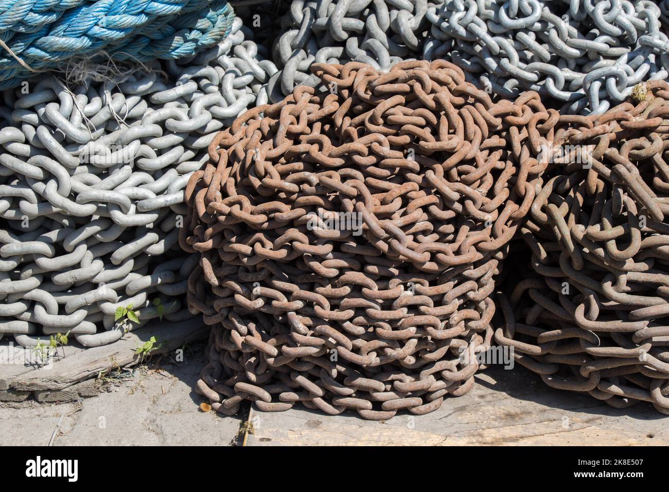 Haufen rostiges Metall Kette auf dem Hintergrund gesehen Stockfoto