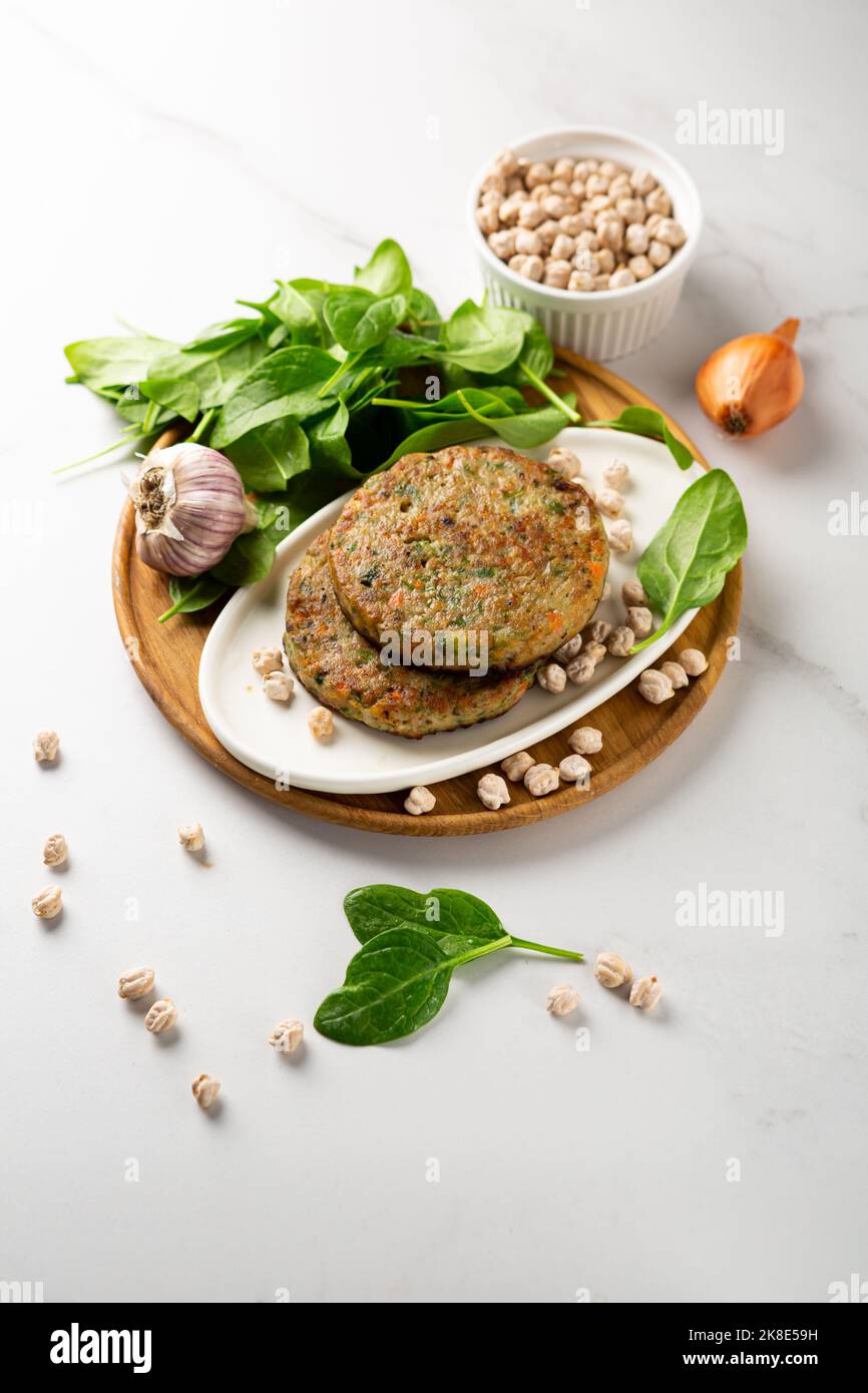 Nahaufnahme von Kichererbsenpfeffer und Spinatpfannkuchen für vegane Burger-Gerichte Stockfoto