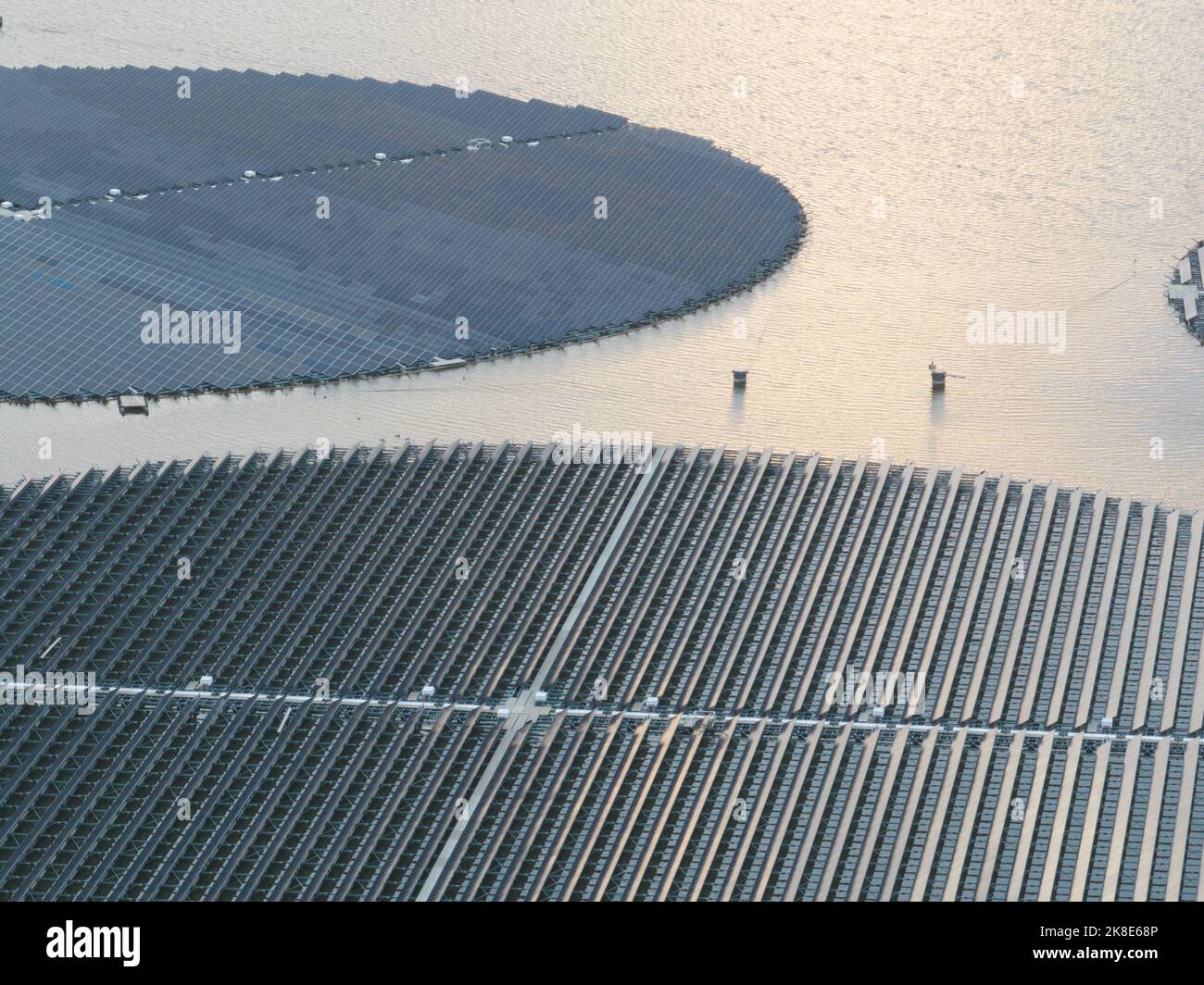 Schwimmende drehbare Solarmodule. Großes Solarsystem zur nachhaltigen Energieerzeugung. Grüner Strom Energiegewinnung aus der Sonne auf Stockfoto