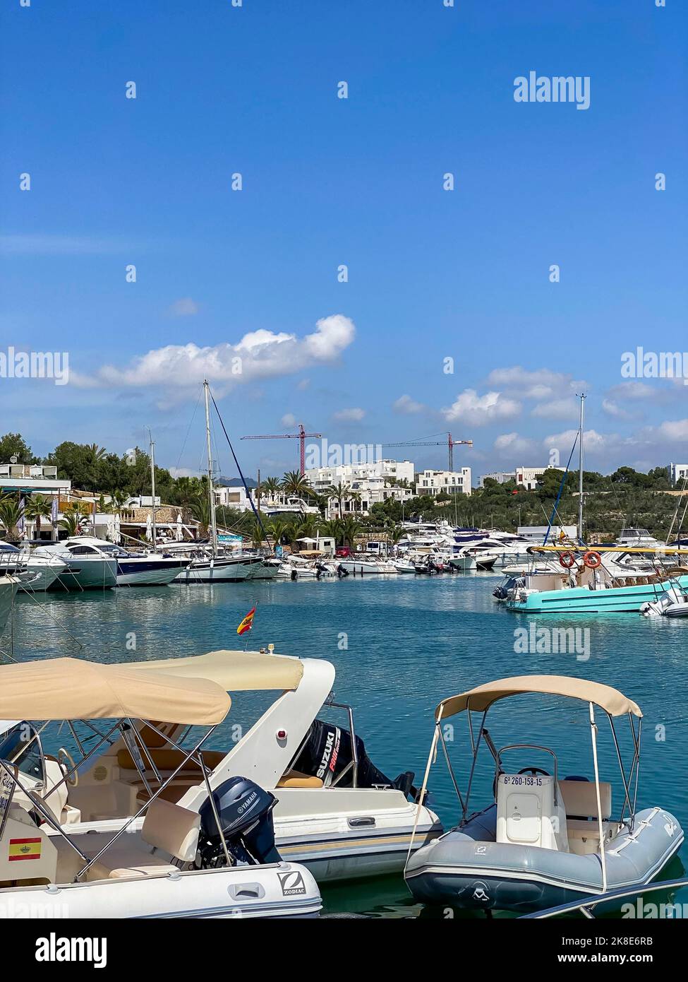 Boote in Cala Llonga Hafen, Cala d'Or, Mallorca, Mallorca, Balearen, Spanien Stockfoto