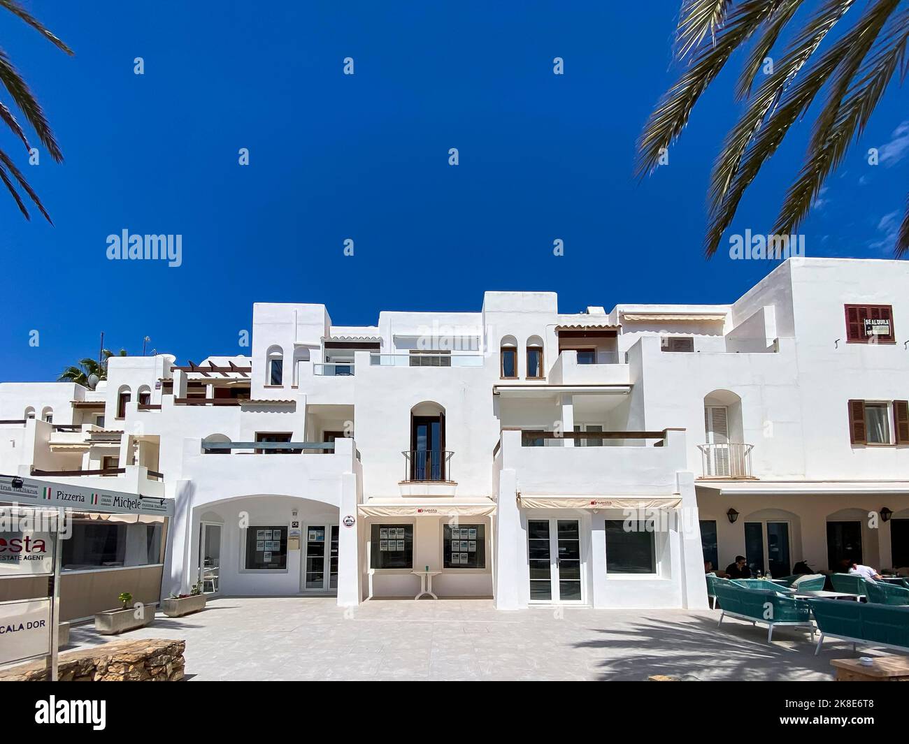 Häuser in Cala Llonga Hafen, Cala d'Or, Mallorca, Mallorca, Balearen, Spanien Stockfoto