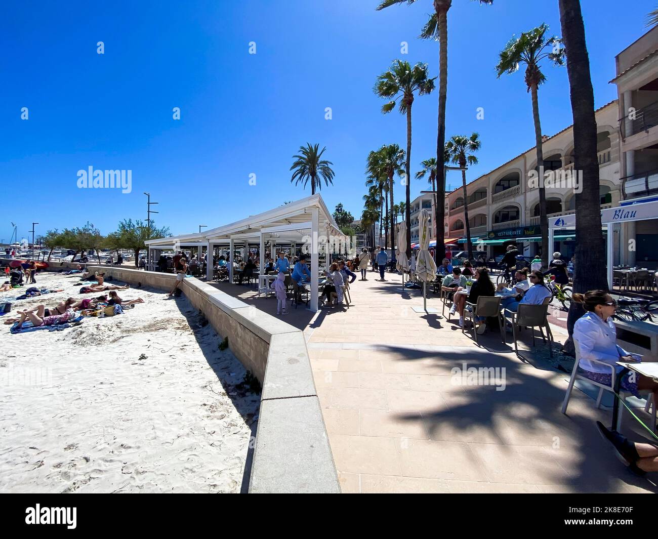 Bars und Restaurants am Strand von Colonia de Sant Jordi, Mallorca, Balearen, Spanien Stockfoto