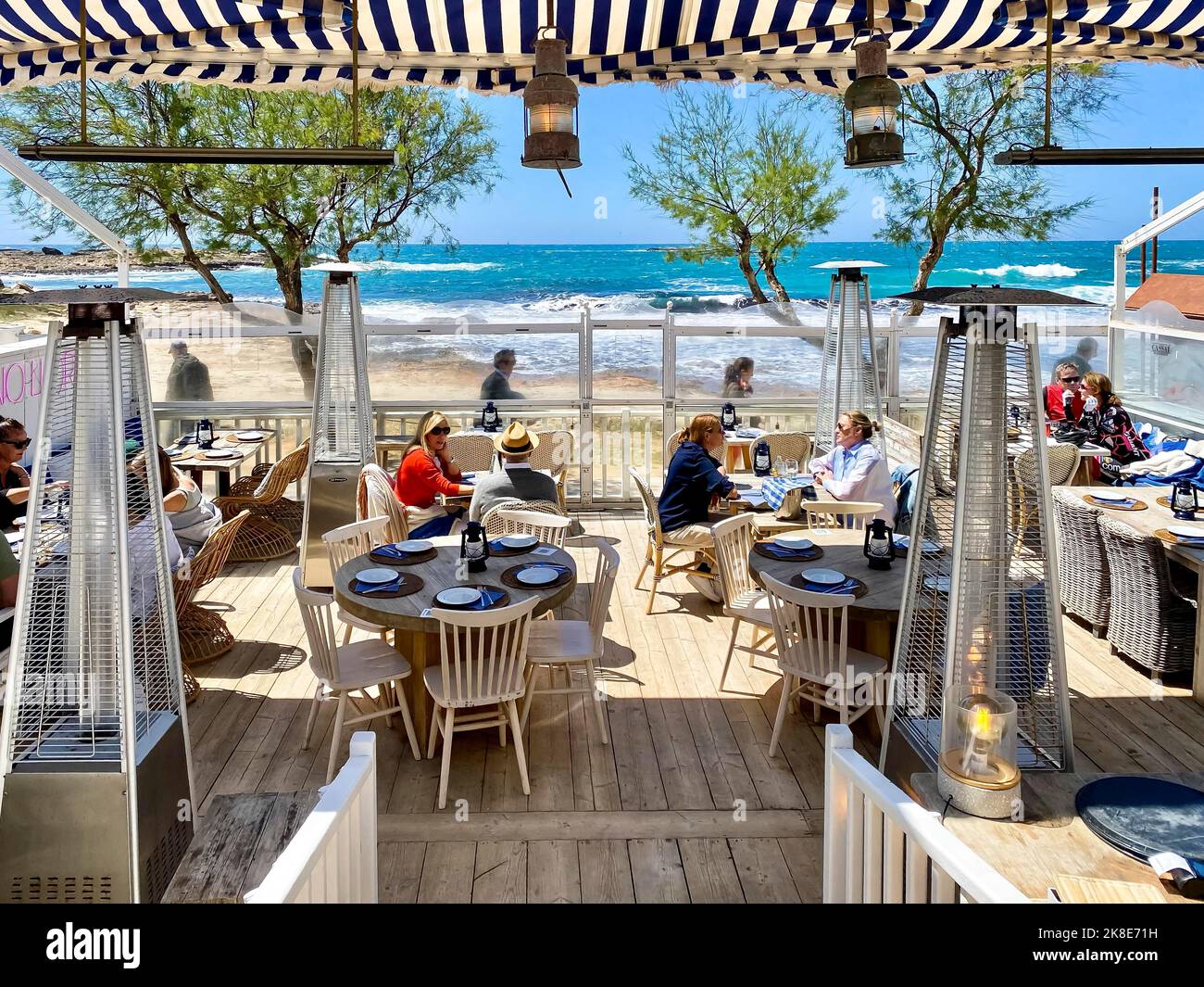 Bars und Restaurants am Strand von Colonia de Sant Jordi, Mallorca, Balearen, Spanien Stockfoto