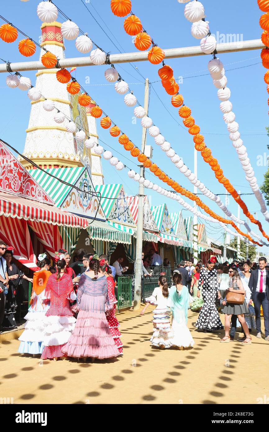Frauen, gebratene Kleider, Feria de Abril, Volksfest, Zelte, Flamenco-Kleid, Flamenco-Tanz, Sevilla, Andalusien, Spanien Stockfoto