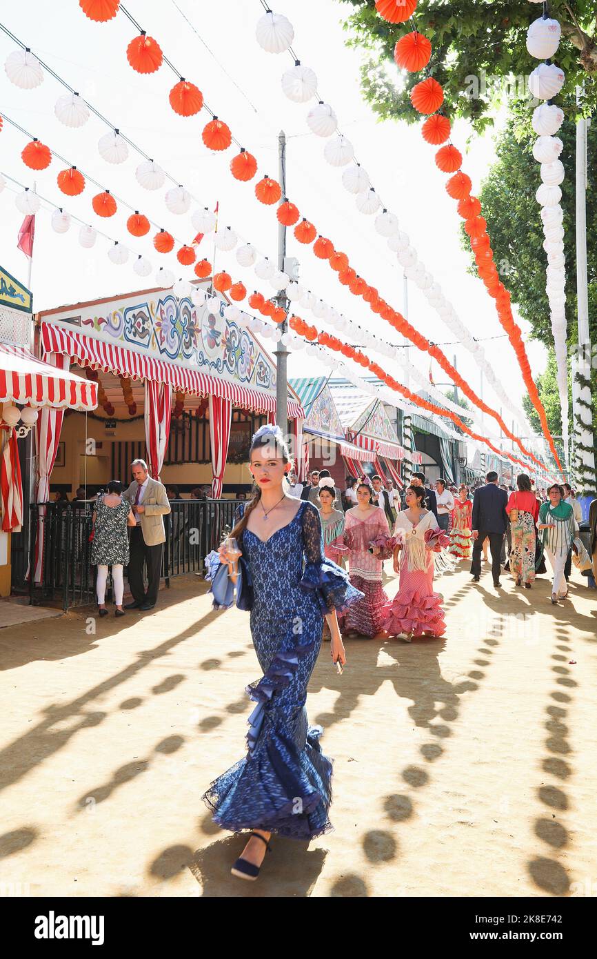 Frauen, gebratene Kleider, Feria de Abril, Volksfest, Zelte, Flamenco-Kleid, Flamenco-Tanz, Sevilla, Andalusien, Spanien Stockfoto