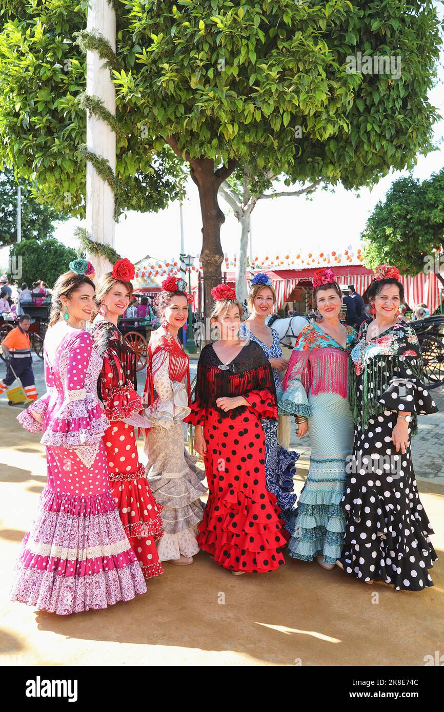 Frauen, gebratene Kleider, Feria de Abril, Volksfest, Zelte, Flamenco-Kleid, Flamenco-Tanz, Sevilla, Andalusien, Spanien Stockfoto
