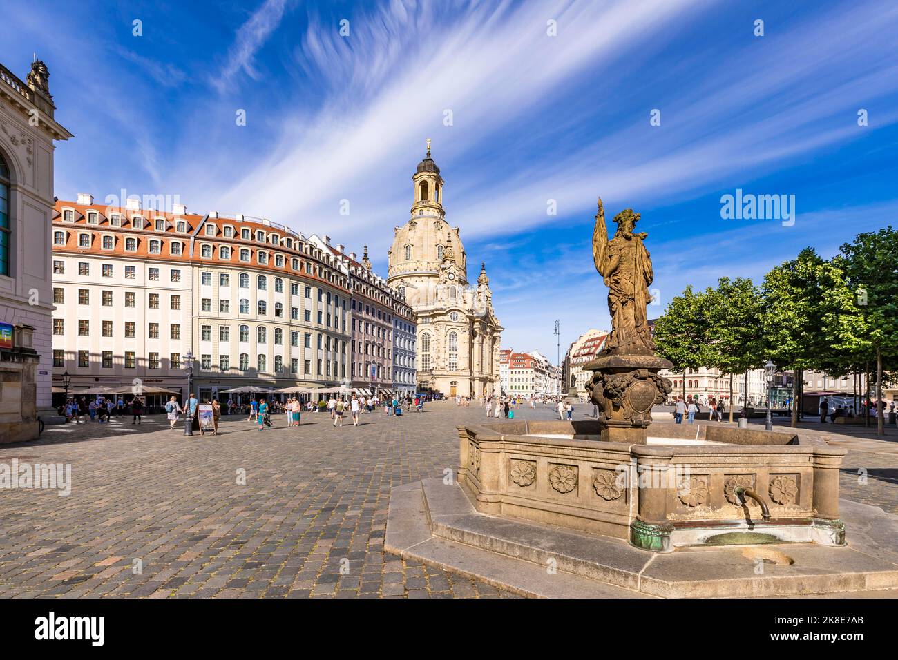 Friedensbrunnen und die Marienkirche in Neumarkt, Dresden, Sachsen, Deutschland Stockfoto