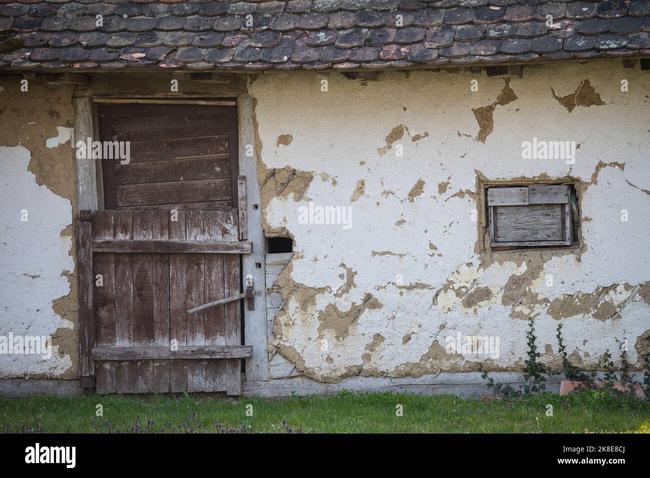 Kroatien, Oktober 20,2022 : Fassade aus Schlamm und Stroh auf altem Holzhaus. Stockfoto
