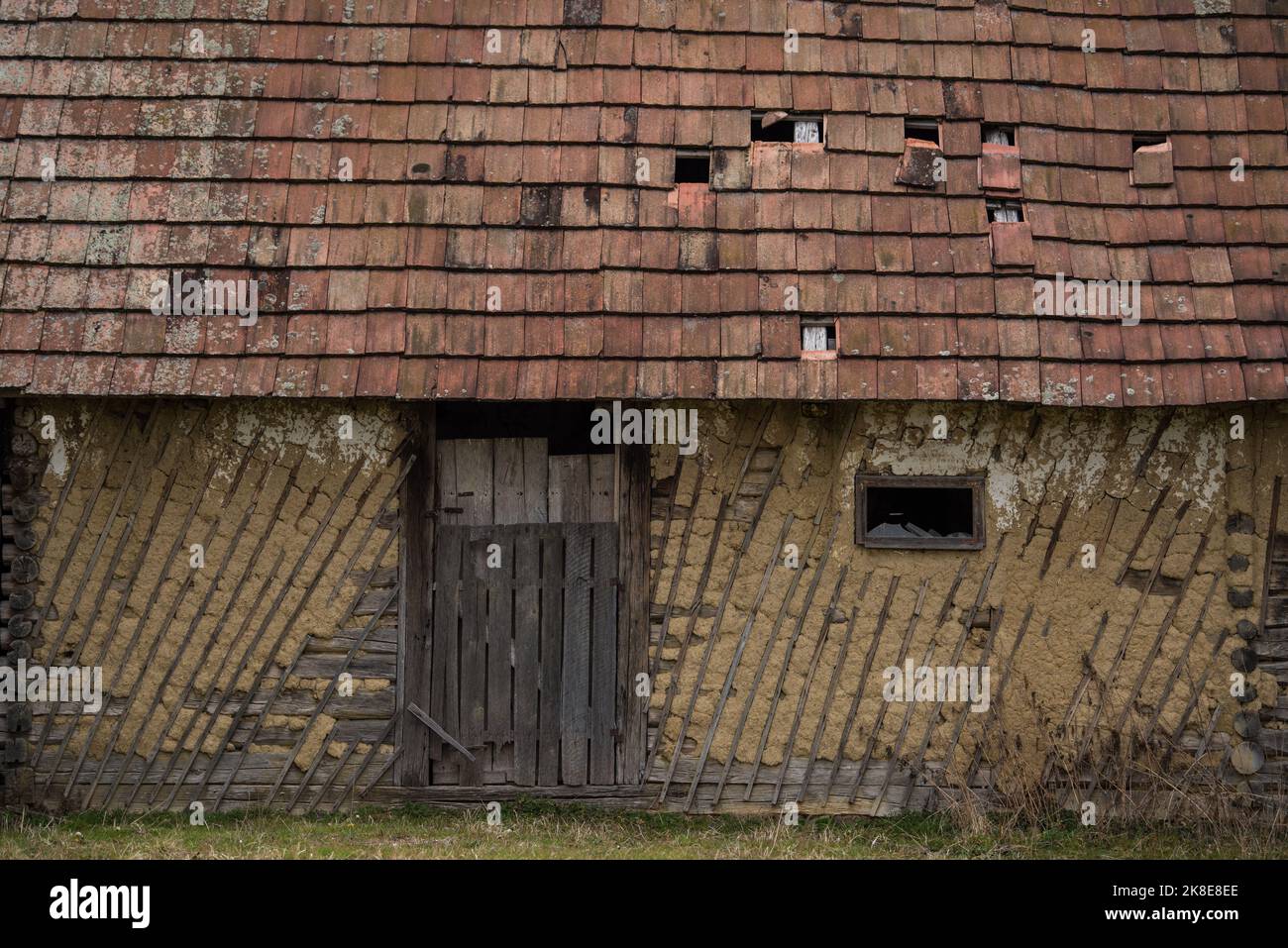 Kroatien, Oktober 20,2022 : Fassade aus Schlamm und Stroh auf altem Holzhaus. Stockfoto