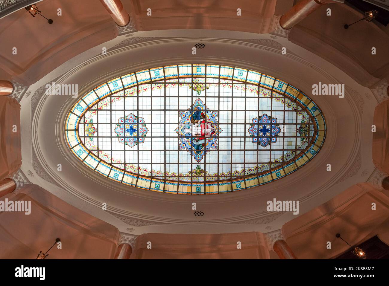 ANKARA, TURKIYE - 04. JUNI 2022: Das Buntglasdach von Turkiye ist das Bankasi Economic Independence Museum, das 1929 als Hauptquartier des Museums errichtet wurde Stockfoto