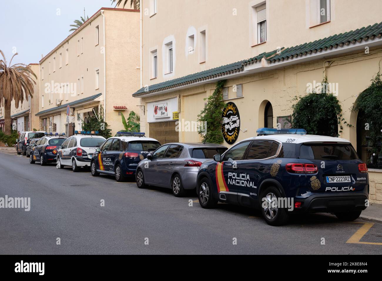 Polizeiautos parkten auf der Straße in Torremolinos, Provinz Malaga, Spanien. Stockfoto