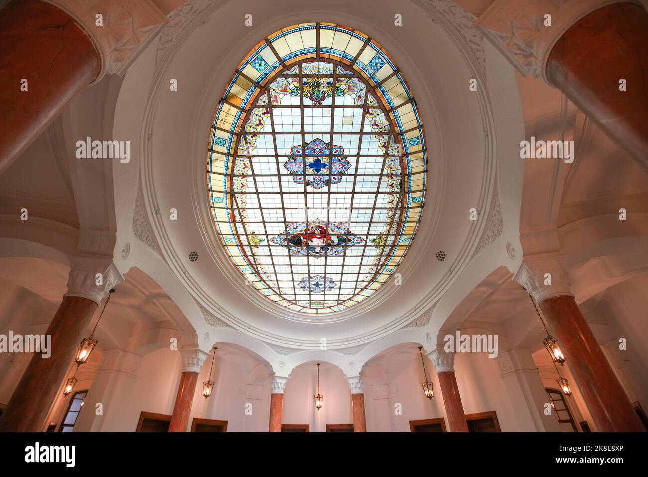 ANKARA, TURKIYE - 04. JUNI 2022: Das Buntglasdach von Turkiye ist das Bankasi Economic Independence Museum, das 1929 als Hauptquartier des Museums errichtet wurde Stockfoto