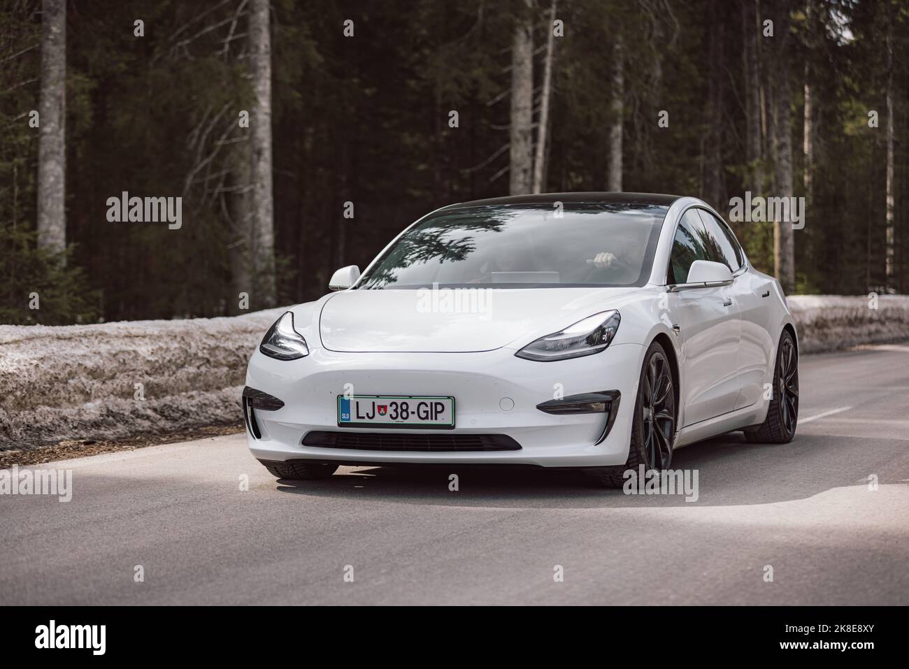 Slowenien, Ljubljana - März 19 2022: White Electric car Tesla Stockfoto