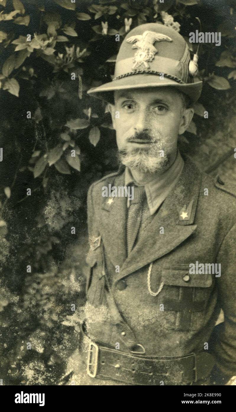 Carlo Gnocchi (San Colombano al Lambro, 25 ottobre 1902 – Mailand, 28 febbraio 1956) è stato un presbitero, educatore, attivista e scrittore italiano. è stato dichiarato beato da Papa Benedetto XVI nel 2009 Fu cappellano militare degli alpini durante la Seconda guerra mondiale e, a seguito della tragica esperienza della guerra, si adoperò ad linderare le piaghe di sofferenza e di miseria create da Quest'ultima.(Wikipedia) Stockfoto