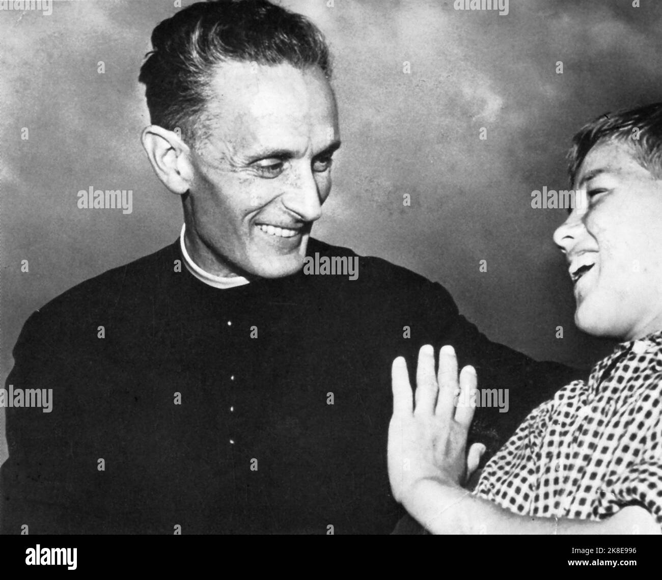 Carlo Gnocchi (San Colombano al Lambro, 25 ottobre 1902 – Mailand, 28 febbraio 1956) è stato un presbitero, educatore, attivista e scrittore italiano. è stato dichiarato beato da Papa Benedetto XVI nel 2009 Fu cappellano militare degli alpini durante la Seconda guerra mondiale e, a seguito della tragica esperienza della guerra, si adoperò ad linderare le piaghe di sofferenza e di miseria create da Quest'ultima.(Wikipedia) Stockfoto