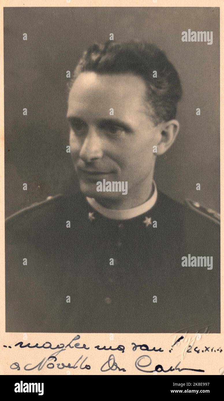 Carlo Gnocchi (San Colombano al Lambro, 25 ottobre 1902 – Mailand, 28 febbraio 1956) è stato un presbitero, educatore, attivista e scrittore italiano. è stato dichiarato beato da Papa Benedetto XVI nel 2009 Fu cappellano militare degli alpini durante la Seconda guerra mondiale e, a seguito della tragica esperienza della guerra, si adoperò ad linderare le piaghe di sofferenza e di miseria create da Quest'ultima.(Wikipedia) Stockfoto