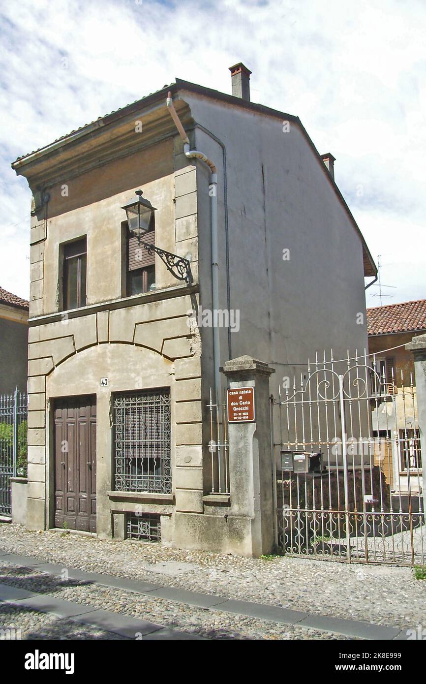 Carlo Gnocchi (San Colombano al Lambro, 25 ottobre 1902 – Mailand, 28 febbraio 1956) è stato un presbitero, educatore, attivista e scrittore italiano. è stato dichiarato beato da Papa Benedetto XVI nel 2009 Fu cappellano militare degli alpini durante la Seconda guerra mondiale e, a seguito della tragica esperienza della guerra, si adoperò ad linderare le piaghe di sofferenza e di miseria create da Quest'ultima.(Wikipedia) Stockfoto