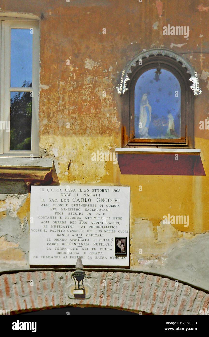 Carlo Gnocchi (San Colombano al Lambro, 25 ottobre 1902 – Mailand, 28 febbraio 1956) è stato un presbitero, educatore, attivista e scrittore italiano. è stato dichiarato beato da Papa Benedetto XVI nel 2009 Fu cappellano militare degli alpini durante la Seconda guerra mondiale e, a seguito della tragica esperienza della guerra, si adoperò ad linderare le piaghe di sofferenza e di miseria create da Quest'ultima.(Wikipedia) Stockfoto