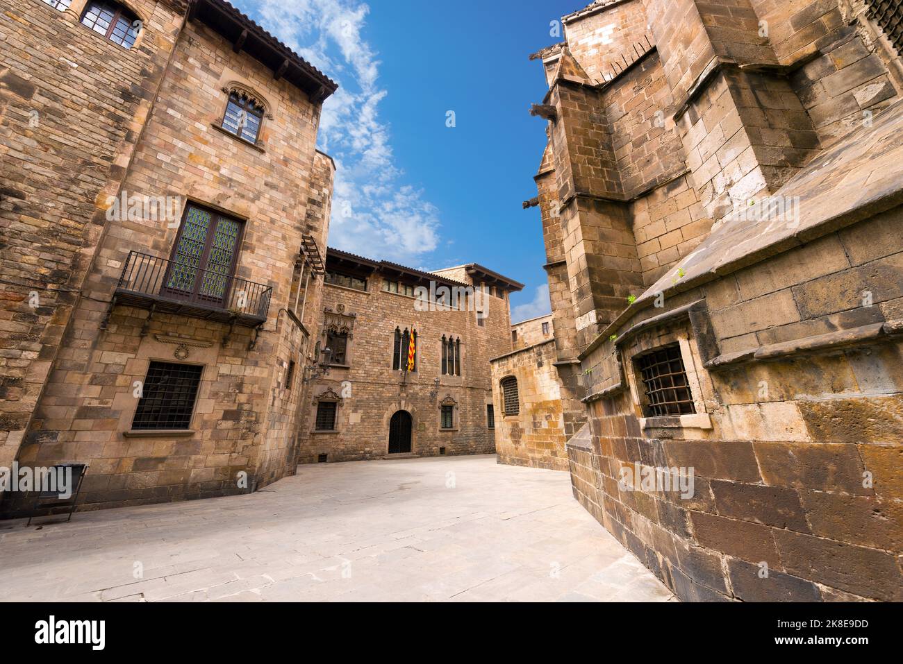 Das gotische Viertel Barri und die Apoche der Kathedrale des Heiligen Kreuzes und der Heiligen Eulalia in Barcelona, Katalonien, Spanien, Europa. Stockfoto