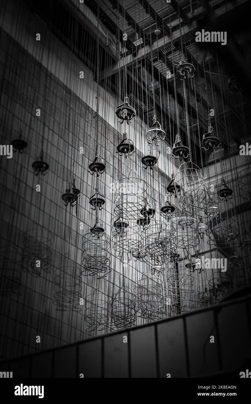 Drahtkörbe in einem Bad mit Pitheads. Sie sehen aus wie große Vogelkäfige Stockfoto