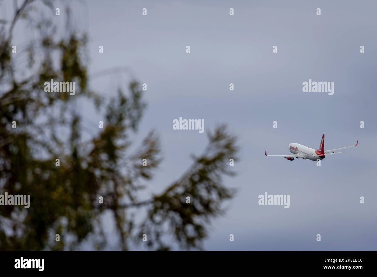 2022-10-23 11:30:23 MAASTRICHT - Ein Corendon-Flugzeug fährt vom Maastricht Aachen Airport ab. Schiphol kauft sich vom Flughafen Limburg für 4 Millionen Euro. ANP ROBIN VAN LONKHUIJSEN niederlande Out - belgien Out Stockfoto