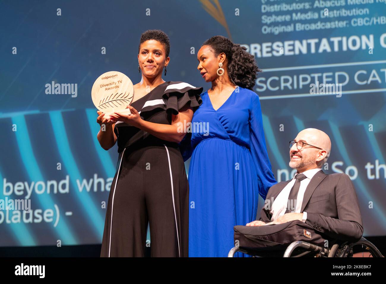 Cannes, Frankreich, Oktober 19 2022, Amanda Cordner (Sort of) Diversify TV Awards Gewinner, Spencer West und Nadine Thornhill TV Award Moderatorin auf der MIPCOM 2022 - The World’s Entertainment Content Market © Ifnm Press Stockfoto
