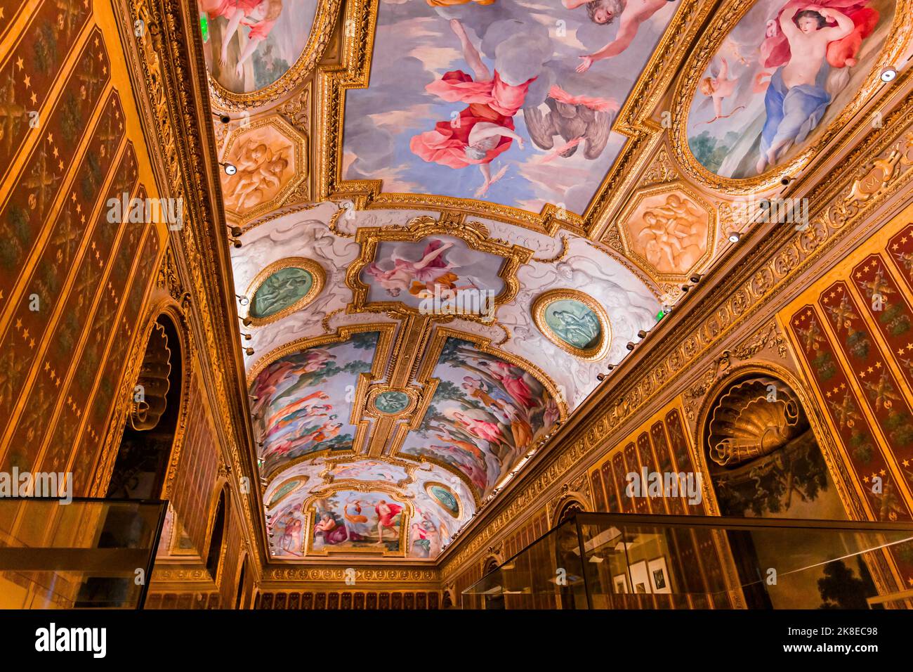 PARIS, FRANKREICH, 20. OKTOBER 2022 : Deckenfresken und Stuckdekore der Galerie Mazarin, in der Nationalbibliothek, Richelieu-Stätte, Paris, frankreich, Von i Stockfoto