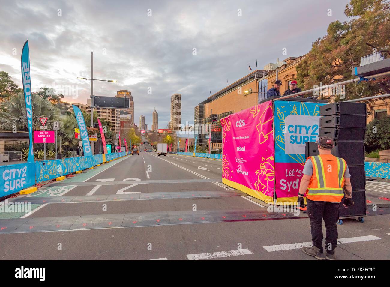 Eine fast leere William Street in Sydney, da am frühen Morgen vor dem Rennen der Sound und die Startkontrollen für das Sydney City to Surf-Rennen 2022 gemacht werden Stockfoto