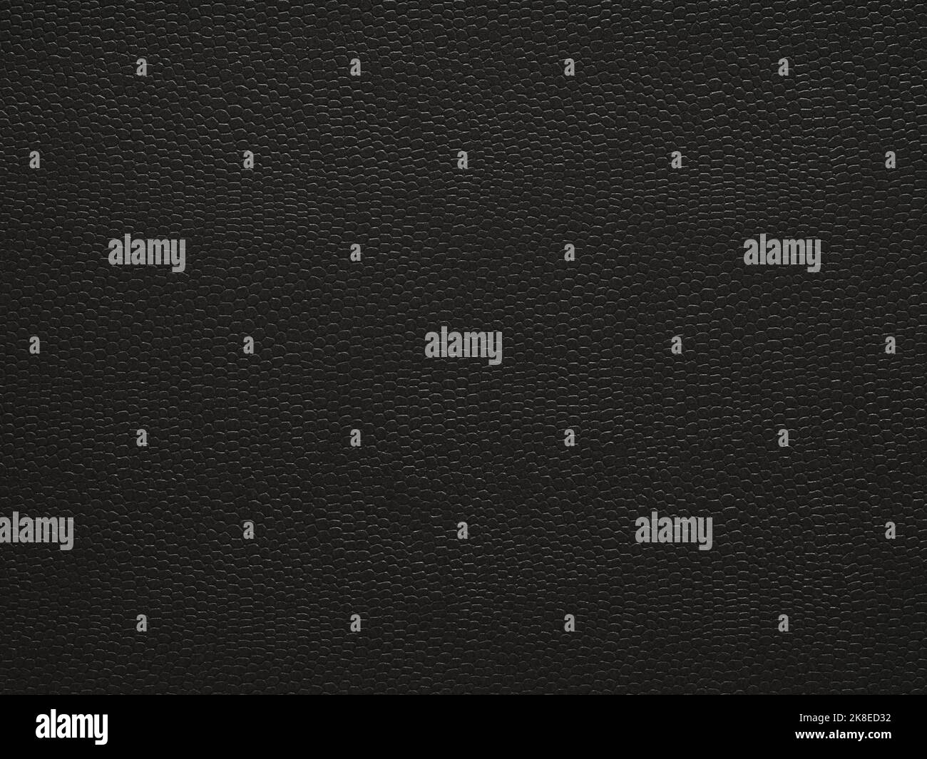 Hintergrund mit schwarzer Papierstruktur. Schwarze leere Seite. Hintergrund mit Kopierbereich, Draufsicht. Echtes Muster in dunklem Ton. Hintergrund-Strukturtapete Stockfoto