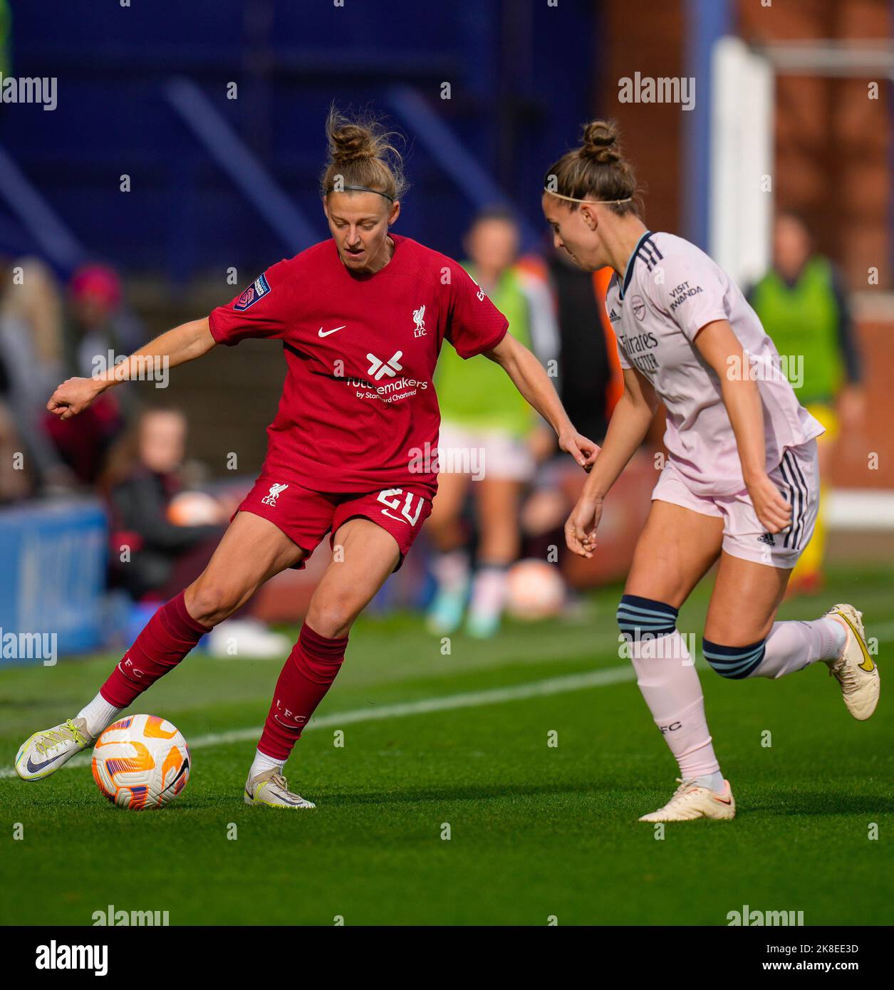 Liverpool, Großbritannien. 23. Oktober 2022. Liverpool, England, Oktober 23. 2022: Yana Daniels (20 Liverpool) und Steph Catley (7 Arsenal) kämpfen während des Barclays Womens Super League Fußballspiels zwischen Liverpool und Arsenal im Prenton Park in Liverpool, England, um den Ball. (James Whitehead/SPP) Quelle: SPP Sport Press Foto. /Alamy Live News Stockfoto