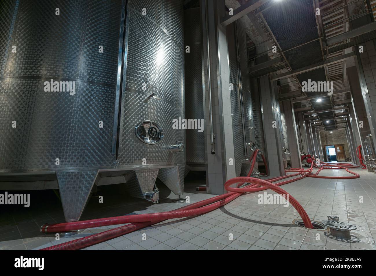 Moderner Weinkeller mit neuen großen Inox-Edelstahltanks für die Gärung. Stockfoto