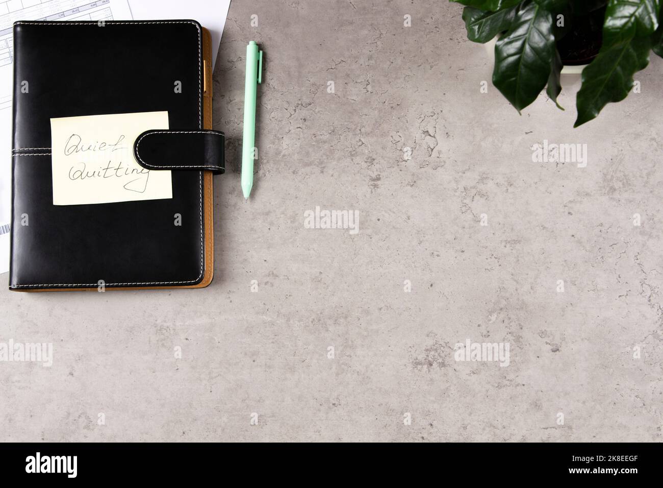 Arbeitsplatz Schreibtisch mit Papier Business Notebook-Planer mit Haftnotiz und Text ruhig Aufhören. Work-to-Rule, bei dem Mitarbeiter arbeiten Stockfoto