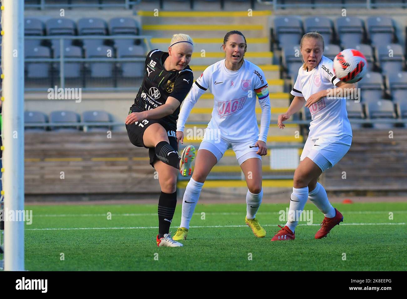 Eskilstuna, Schweden. 23. Oktober 2022. Eskilstuna, Schweden, Oktober 23. 2022: Anni Mietunen (13 Umea IK) räumt den Ball vor Felicia Rogic (16 Eskilstuna) und Mia Alkerud (9 Eskilstuna) im Spiel in der Schwedischen Liga OBOS Damallsvenskan am 23. 2022. Oktober zwischen Eskilstuna United DFF und Umea IK FF in Tunavallen in Eskilstuna, Schweden (Peter Sonander/SPP) Kredit: SPP Sport Drücken Sie Foto. /Alamy Live News Stockfoto