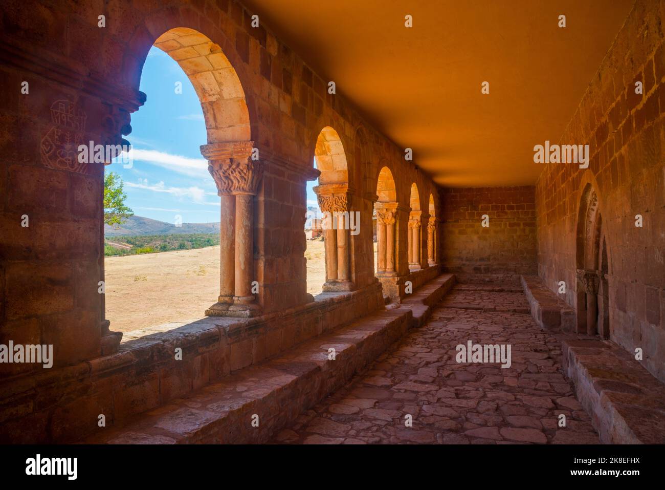 Atrium der Kirche Santa Maria de Tiermes. Montejo de Tiermes, Provinz Soria, Castilla Leon, Spanien. Stockfoto