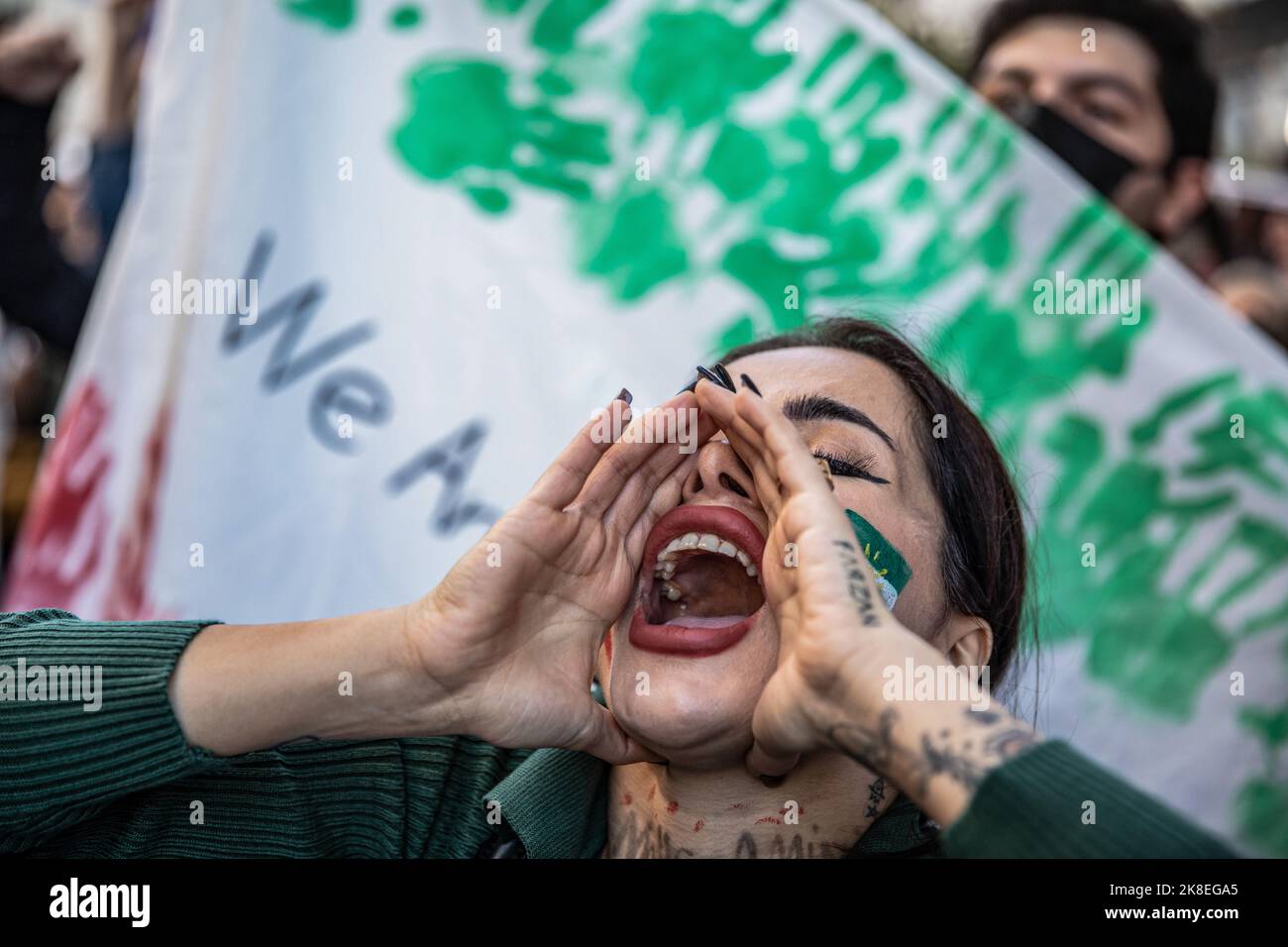 Ein gesichtsbemalter Demonstranten sah während des Protestes schreiende Slogans. Nach dem Tod von Mahsa Amini organisierten Demonstranten eine Demonstration. Mahsa fiel ins Koma und starb, nachdem er in Teheran von der Moralpolizei verhaftet worden war, weil er angeblich die Hijab-Regeln des Landes verletzt hatte. Aminis Tod hat Wochen gewaltsamer Proteste im ganzen Iran ausgelöst. (Foto von Onur Dogman / SOPA Images/Sipa USA) Stockfoto