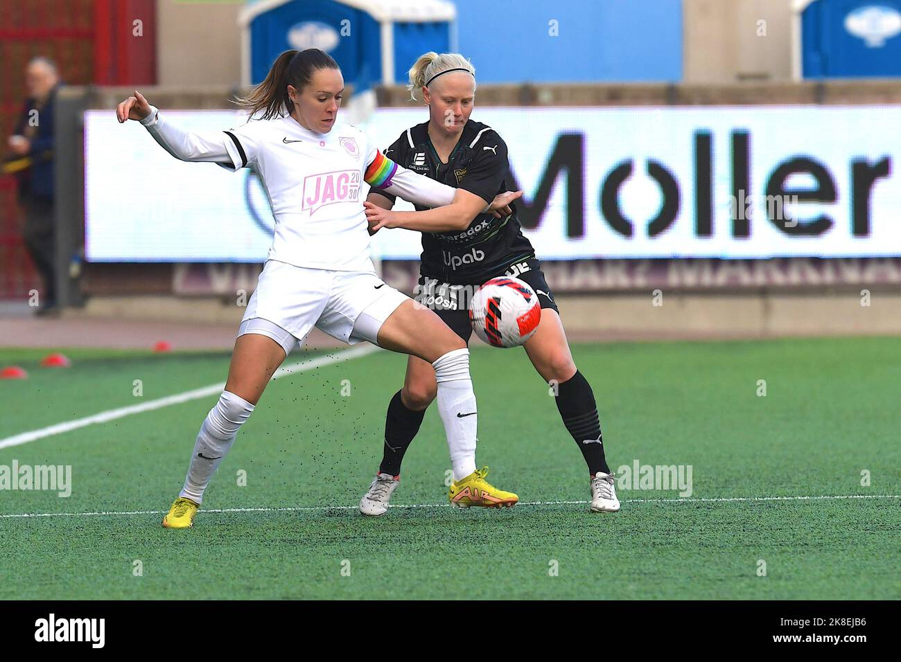 Eskilstuna, Schweden. 23. Oktober 2022. Eskilstuna, Schweden, 23. 2022. Oktober: Felicia Rogic (16 Eskilstuna) und Anni Mietunen (13 Umea IK) in einem Kampf um den Ball während des Spiels in der Schwedischen Liga OBOS Damallsvenskan am 23. 2022. Oktober zwischen Eskilstuna United DFF und Umea IK FF in Tunavallen in Eskilstuna, Schweden (Peter Sonander/SPP) Quelle: SPP Sport Drücken Sie Foto. /Alamy Live News Stockfoto