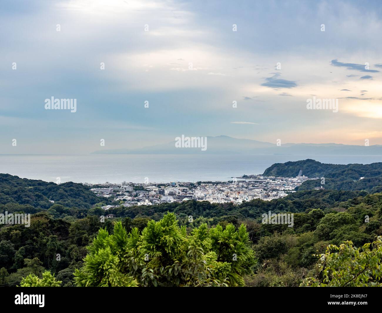 Blick über die Stadt Kamakura von der malerischen Aussicht auf die Berggrenze des Tenen Wanderweges Stockfoto
