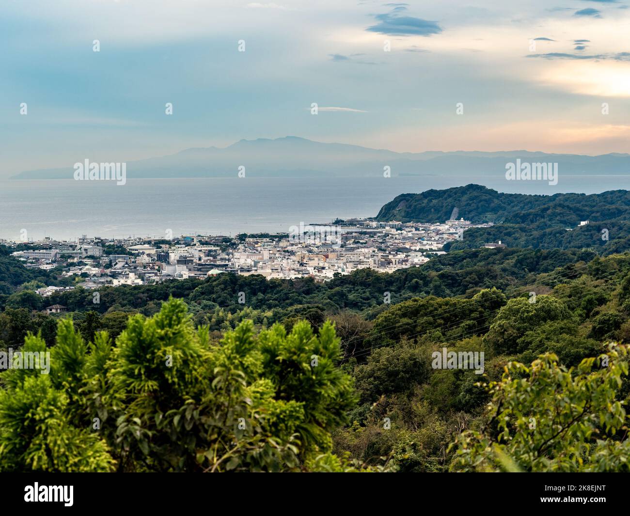 Blick über die Stadt Kamakura von der malerischen Aussicht auf die Berggrenze des Tenen Wanderweges Stockfoto