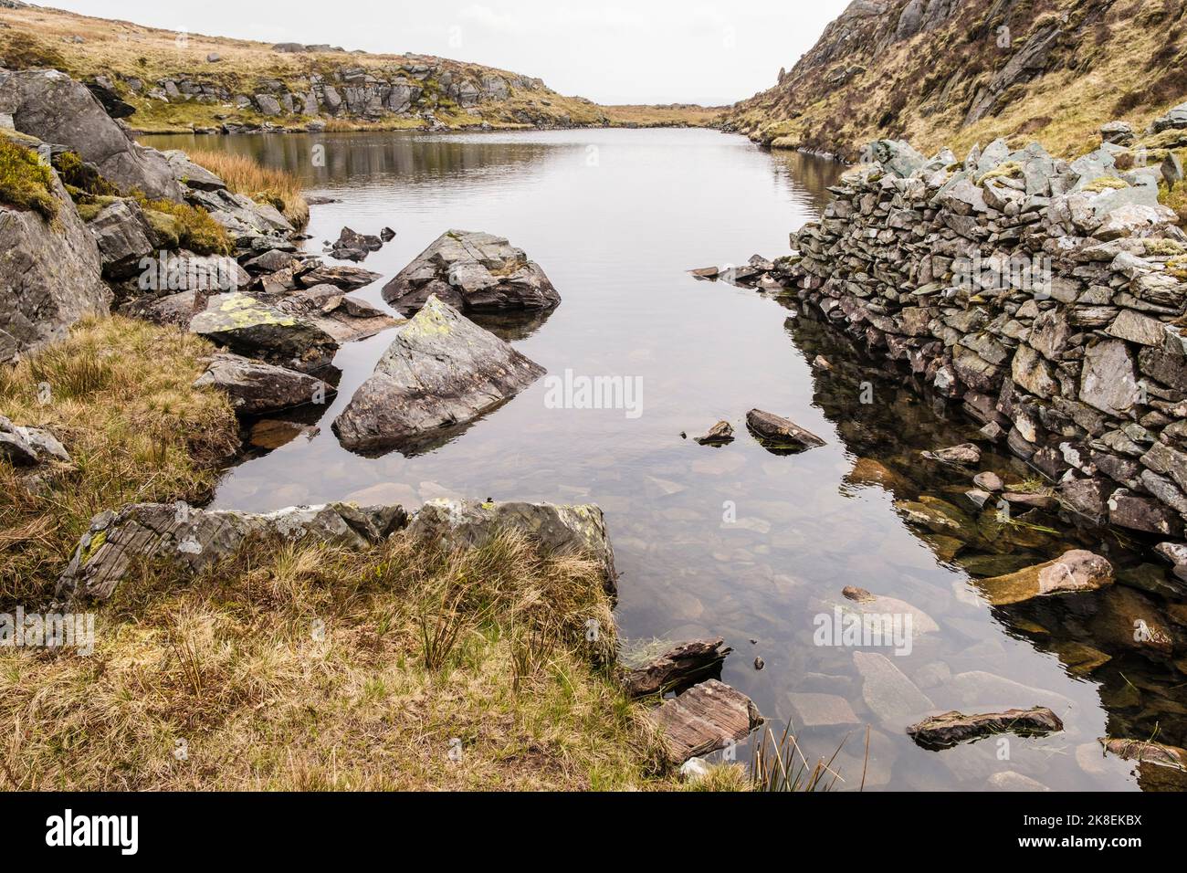 Alter überfluteter Steinbruch in den nördlichen Rhinogydd-Hügeln des Snowdonia National Park. Talsarnaus, Gwynedd, Nordwales, Großbritannien Stockfoto