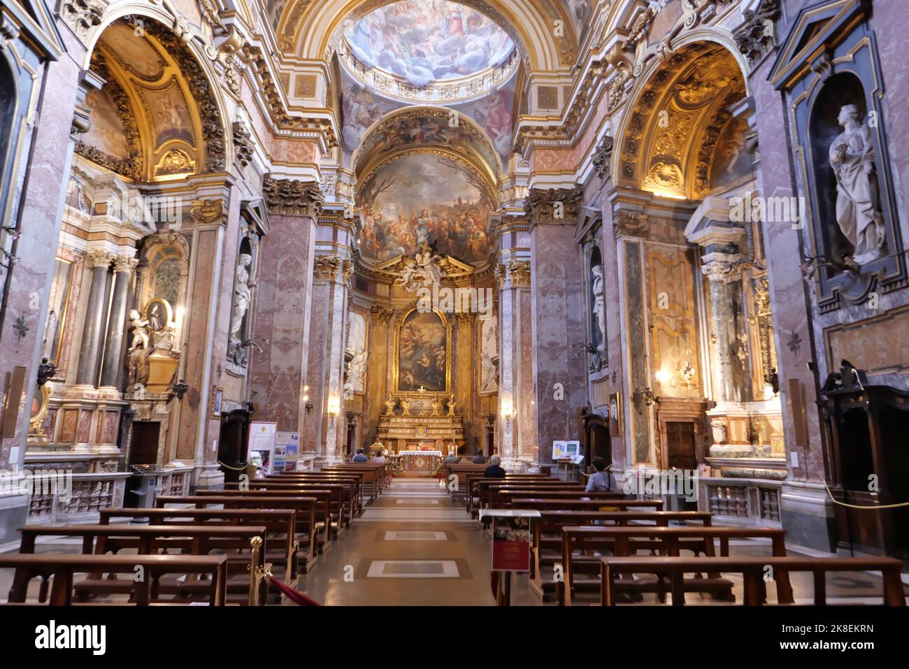 DAS EINSCHIFFIGE KIRCHENSCHIFF DER KIRCHE SANTA MARIA MADDALENA Stockfoto