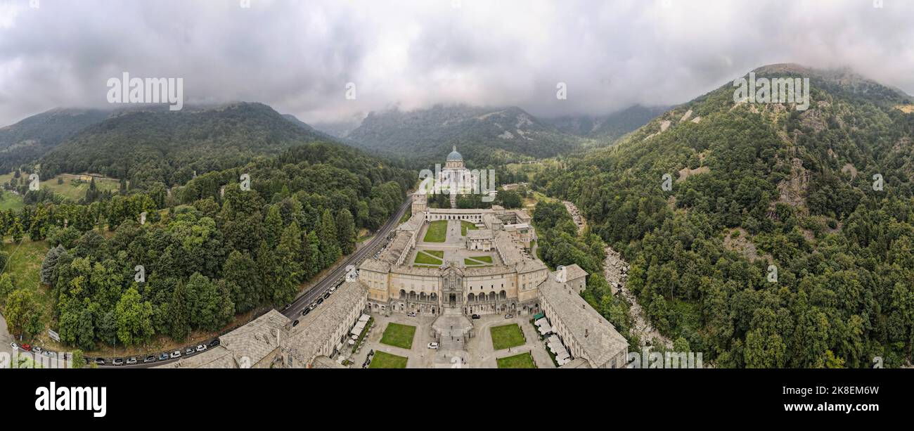 Drohnenansicht am heiligen Ort von Oropa auf Italien Stockfoto