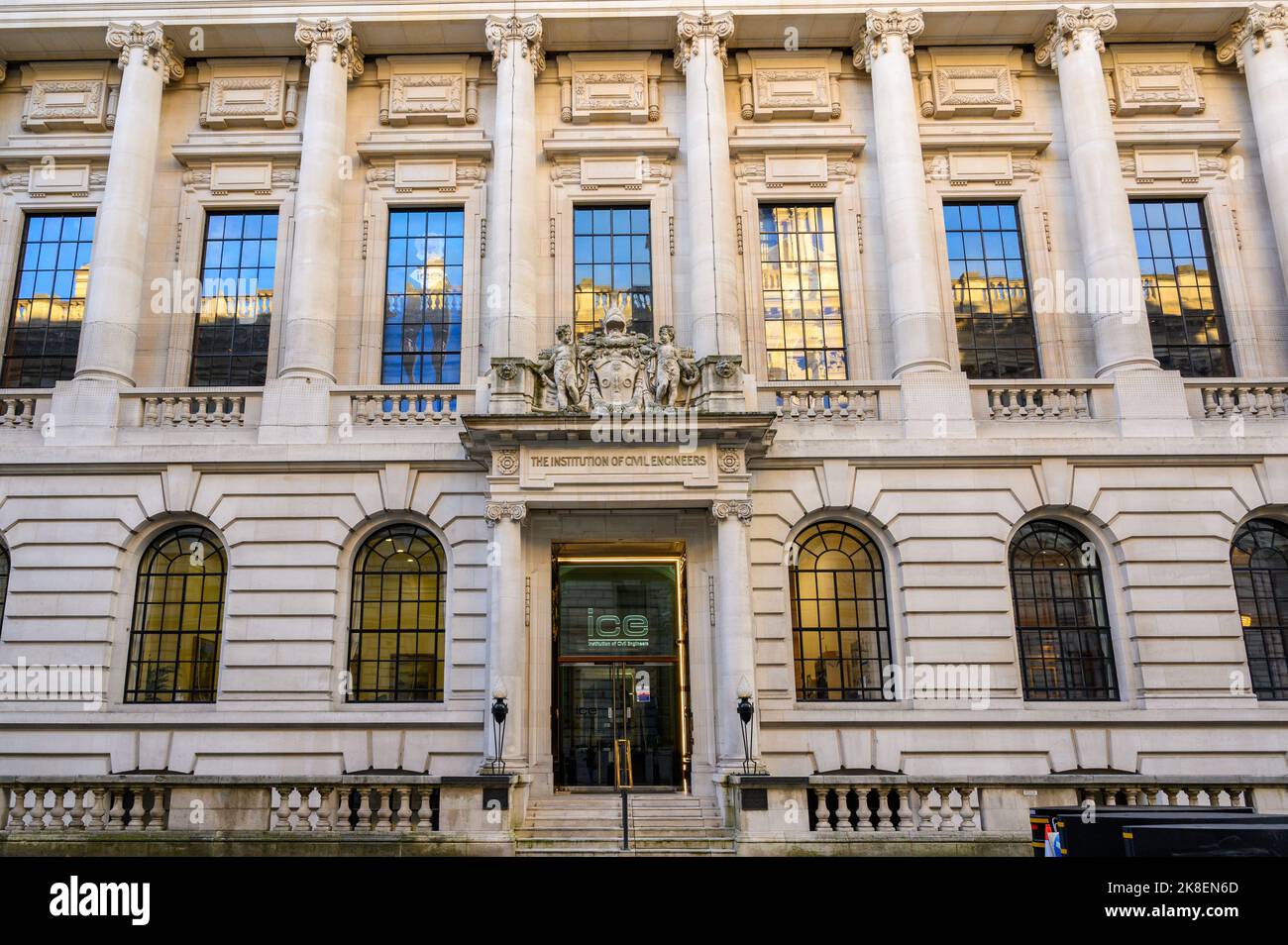 LONDON - 3. November 2020: Eingang zum Gebäude des Institute of Civil Engineers in der Great George Street Stockfoto