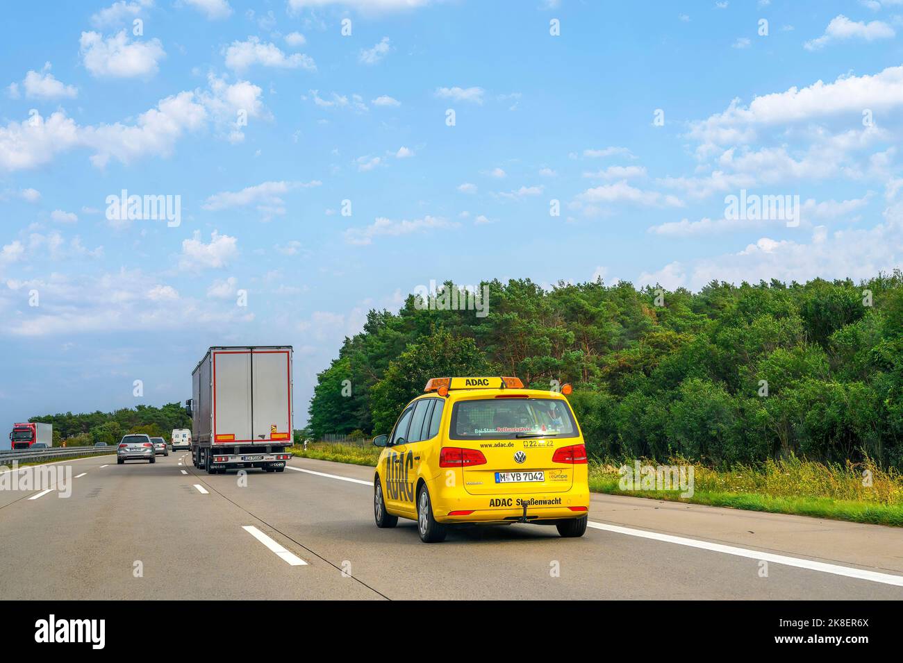 Autobahn 10, Deutschland - 23. September 2021: Einsatzfahrzeug eines deutschen Automobilclubs auf einer Autobahn. Stockfoto