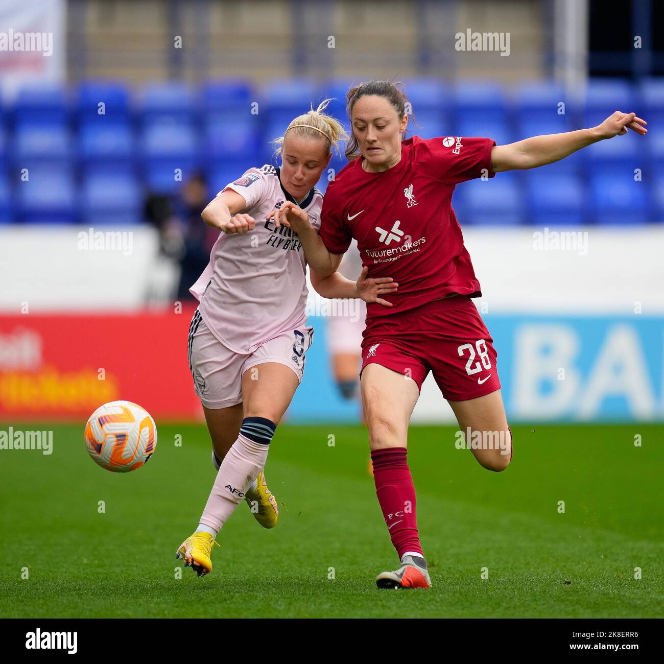 Liverpool, Großbritannien. 23. Oktober 2022. Liverpool, England, Oktober 23. 2022: Megan Campbell (28 Liverpool) und Beth Mead (9 Arsenal) kämpfen während des Barclays Womens Super League Fußballspiels zwischen Liverpool und Arsenal im Prenton Park in Liverpool, England, um den Ball. (James Whitehead/SPP) Quelle: SPP Sport Press Foto. /Alamy Live News Stockfoto