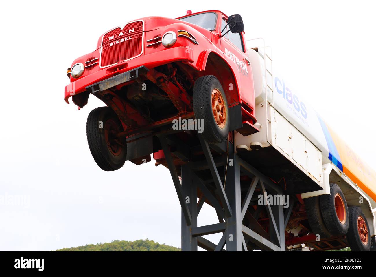 Strassentanker wurde am Straßenrand zur Werbung für eine Tankstelle hochgehoben Stockfoto