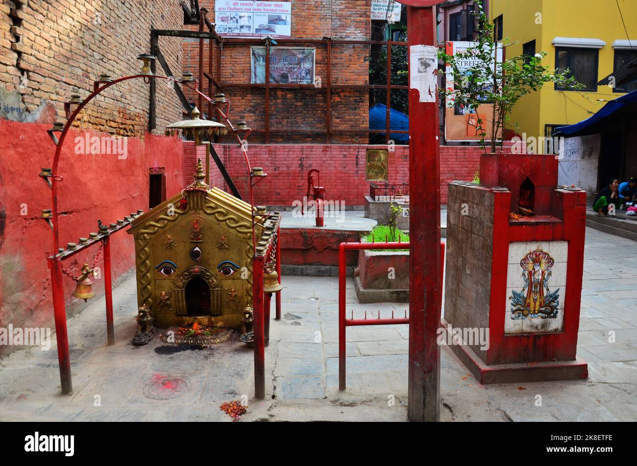 Kleiner hindu-Schrein und die Augen von lord buddha auf der Straße in der Altstadt für nepalesen und ausländische Reisende besuchen und respektieren den betenden Segen gottes an Stockfoto