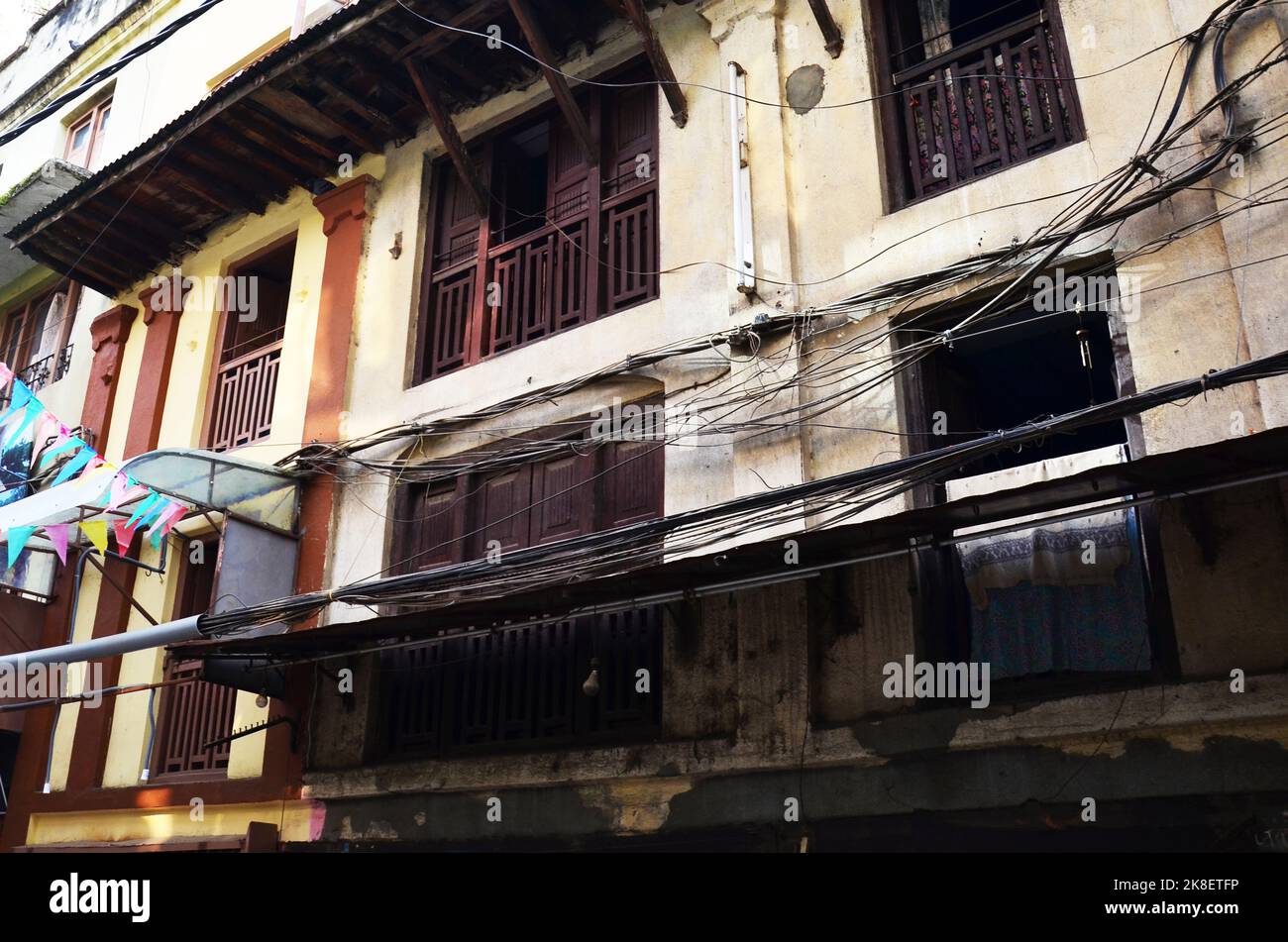Klassisches antikes Vintage Retro Haus Haus und äußere Struktur alte Türfenster gebrochen beschädigt für lokale nepalesische oder nepalesische Menschen in der Straße BA leben Stockfoto