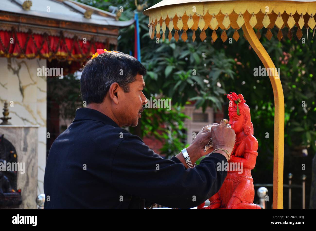 Nepalesische Männer Menschen rituellen Ritual und respektieren beten Mahadeva Statue oder Shiva Figur herr mit Segen heiligen Gottheit Engel gott in kleinen Schrein in thamel ol Stockfoto